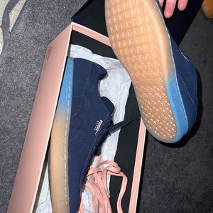 Wore once. Suede Classic Pd pumas